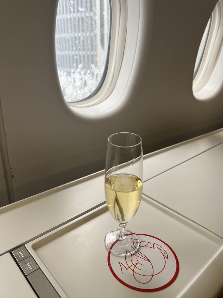 Coupe de champagne, apéritif dans la cabine Air France Le Première