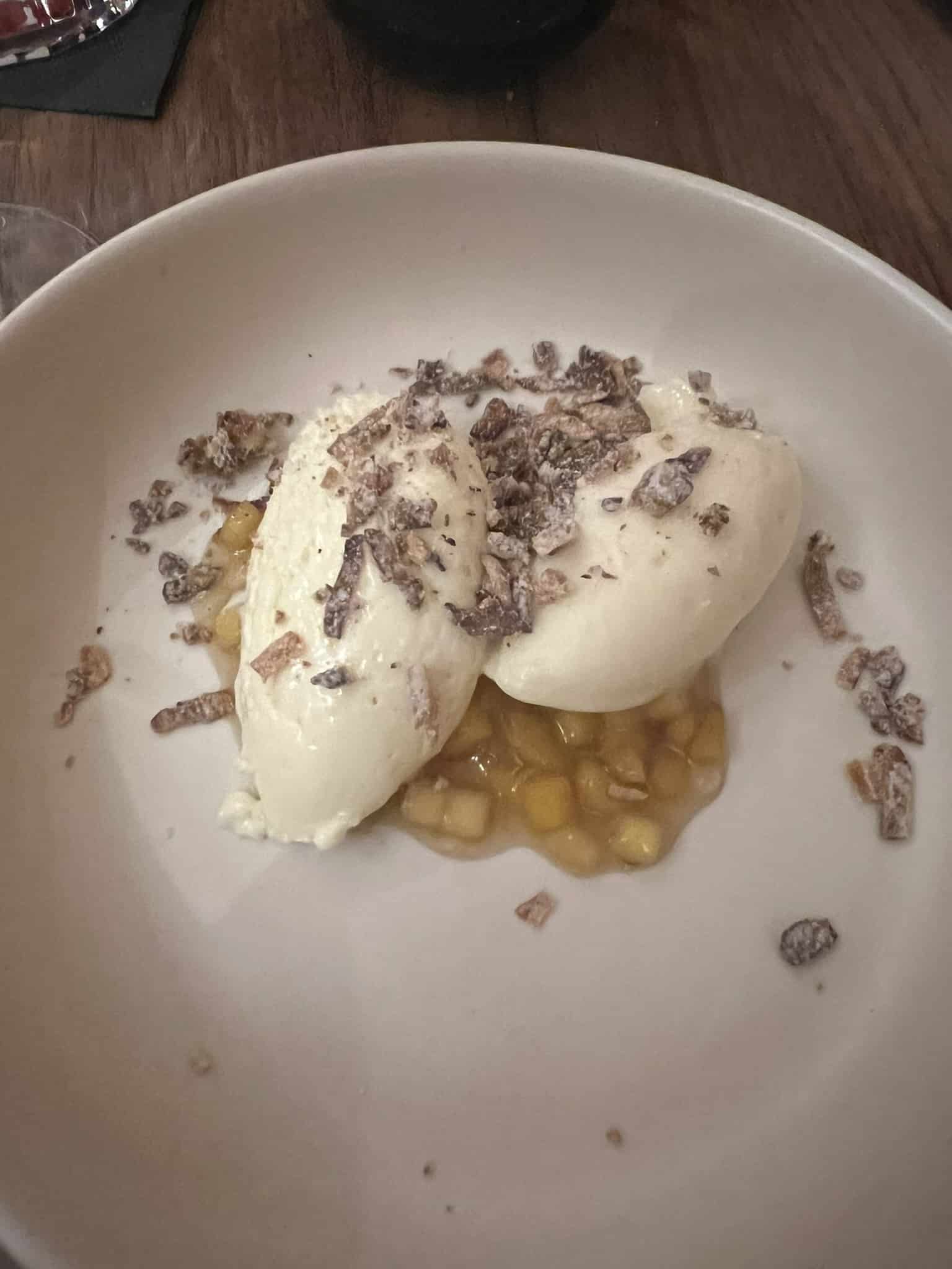 Dessert crémeux avec maïs , ananas et copeaux de chocolat chez Table Penja