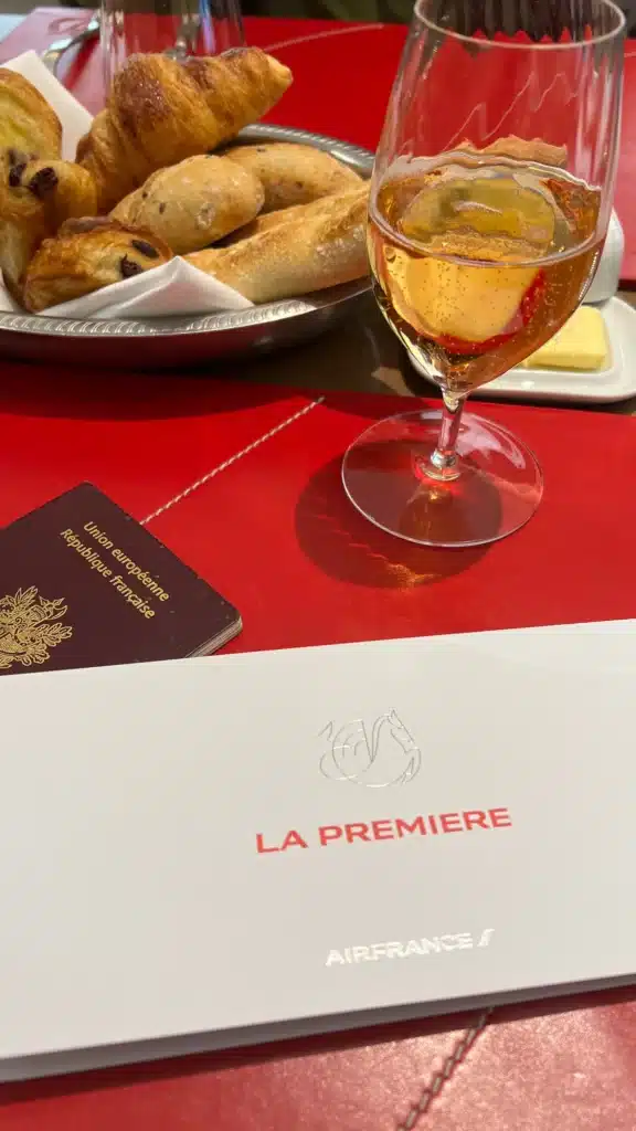 Billet Air France La Premiere + Passeport Français + Champagne + Croissants - Différence entre Business et Première Classe Air France