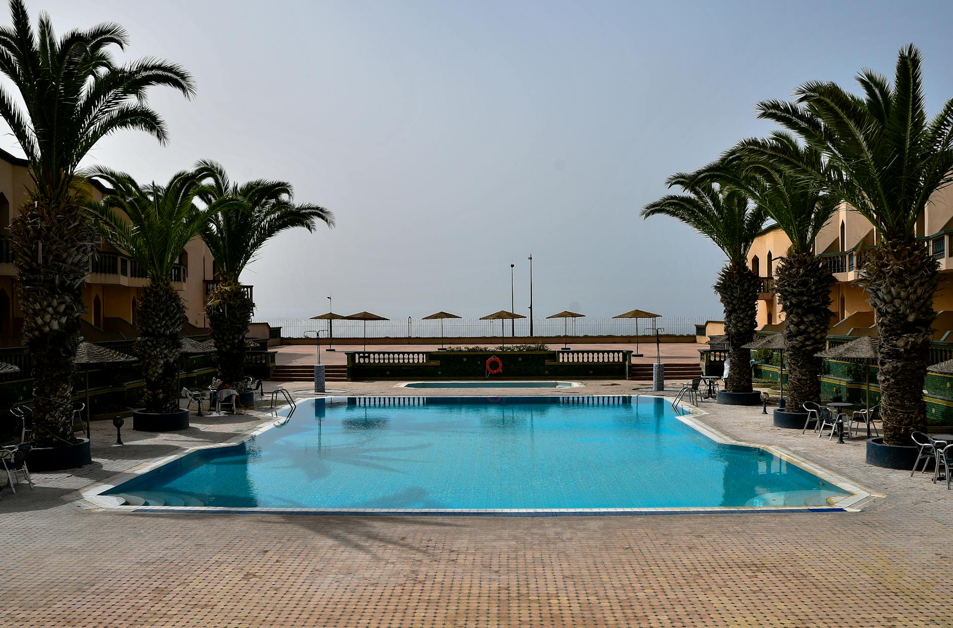 luxurious poolside at moroccan resort - Reco hôtel ou resto dernière minute