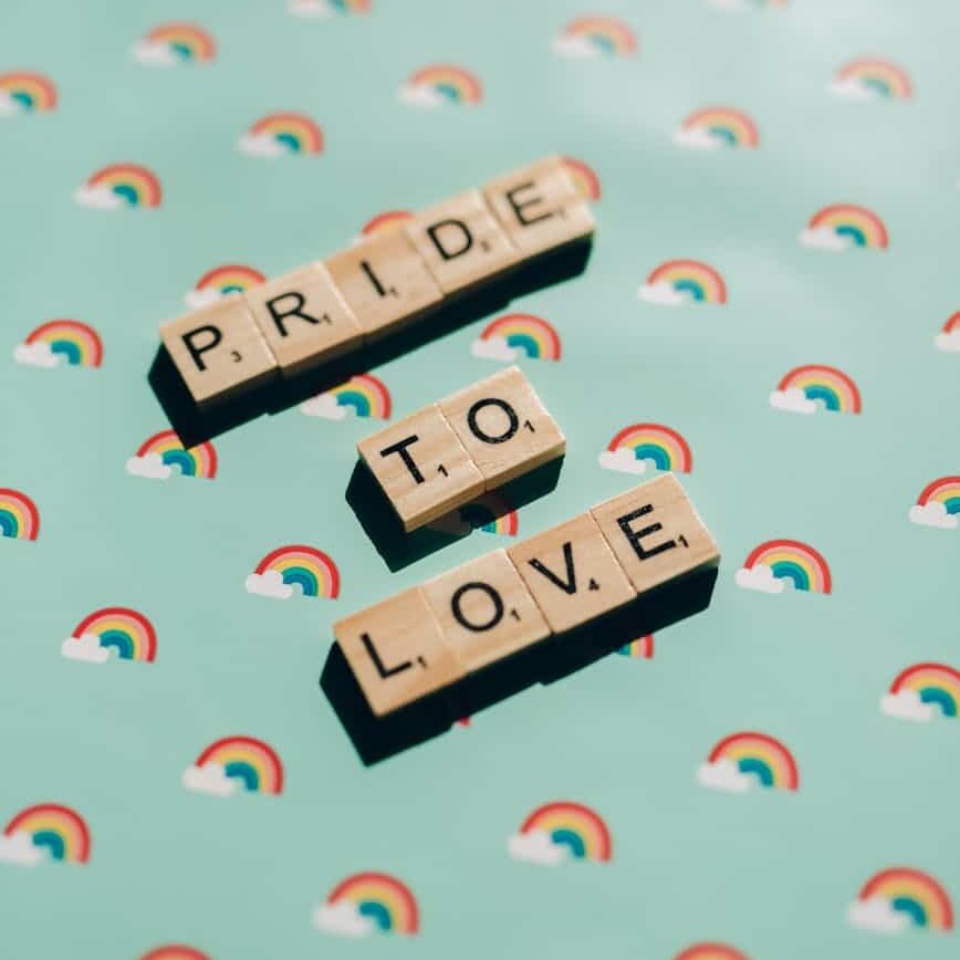 inscription "pride to love" made from wooden cubes - Mois des fiertés 2025